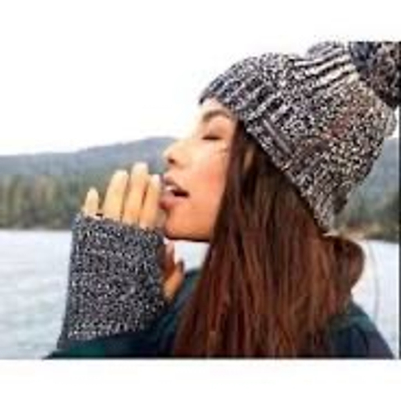 Rebecca Minkoff One Size Black White Knit Beanie & Fingerless Gloves Set - Picture 1 of 11